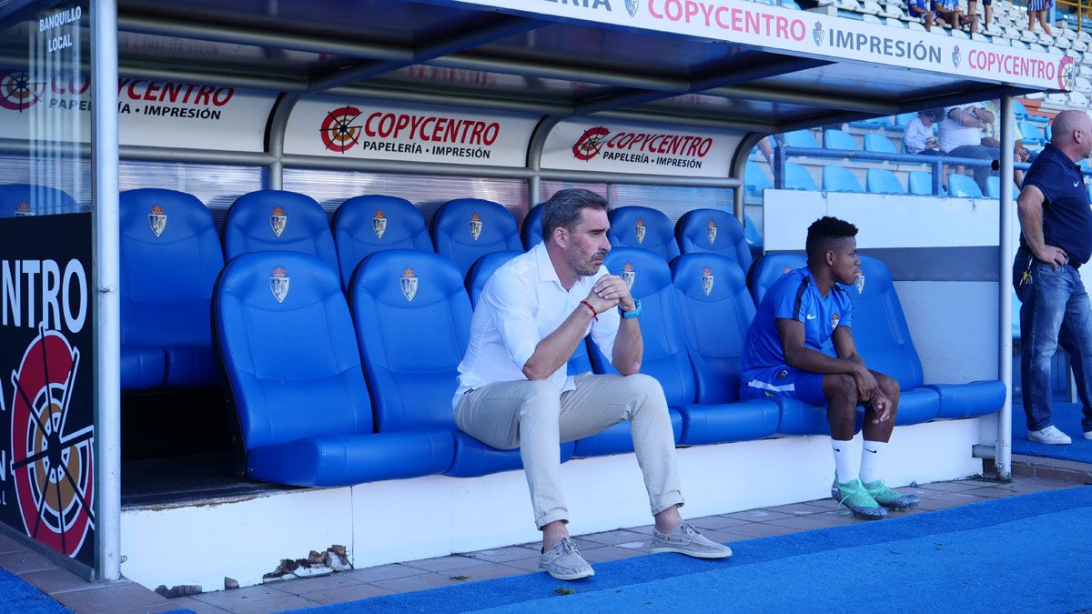 Bolo, antes de comenzar el partido ante el Sanse en El Toralín. | FRANCISCO L. POZO