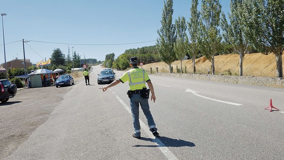 Agentes de la Guardia Civil de Tráfico durante el desarrollo de un control rutinario en una de las carreteras de la provincia de León. | DANIEL MARTÍN