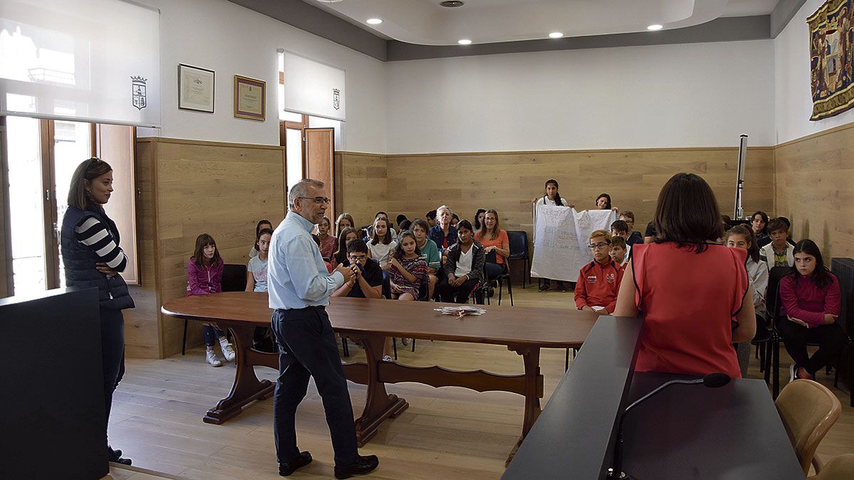 El alcalde, José Miguel Palazuelo, recibió a los alumnos y profesores del San José de Calasanz y de Coyanza. | PRIETO