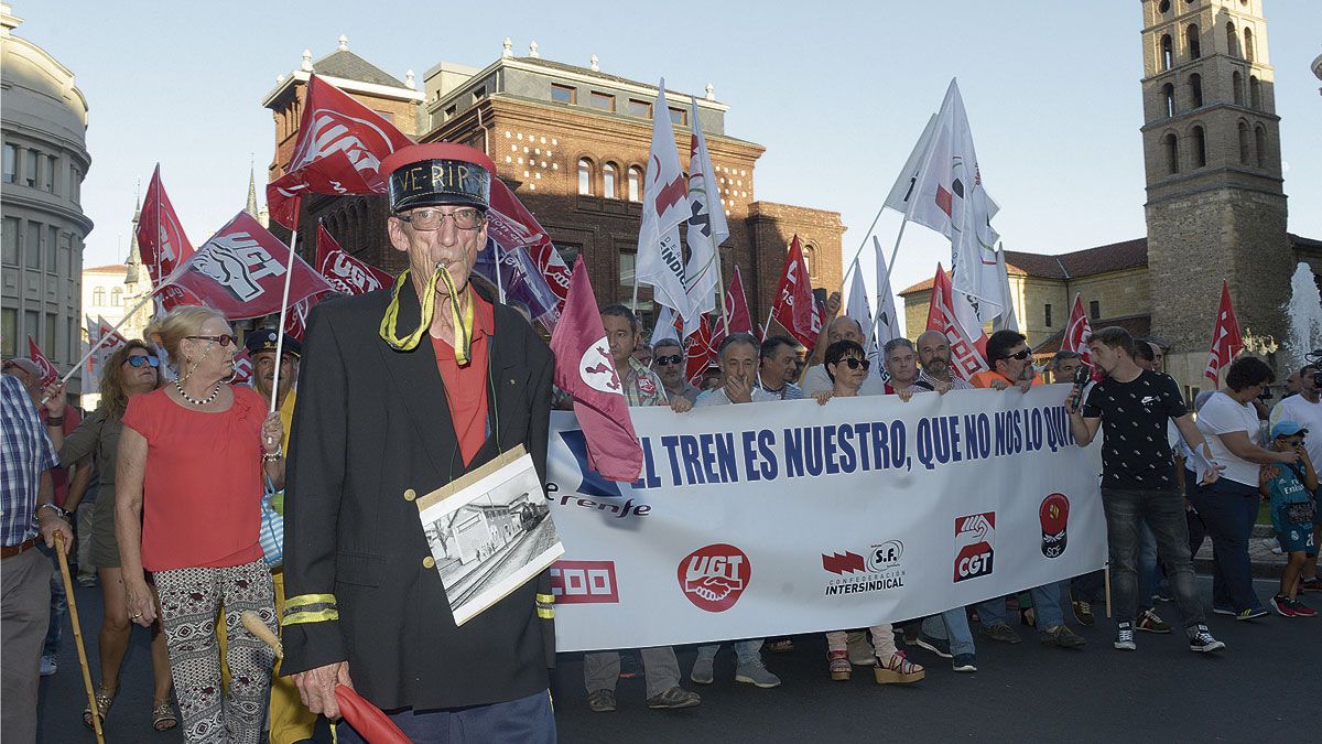 Manifestación en favor del tren de vía estrecha. | MAURICIO PEÑA