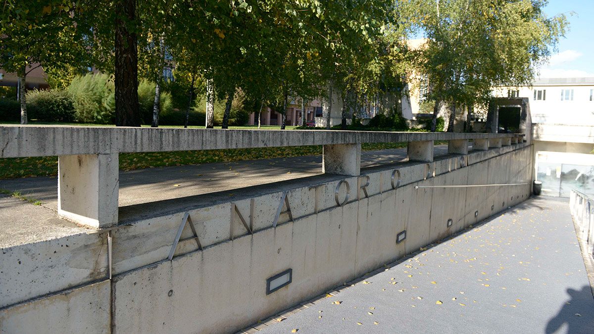 Acceso al tanatorio de Serfunle, que está ubicado en la avenida Peregrinos de la capital leonesa. | MAURICIO PEÑA