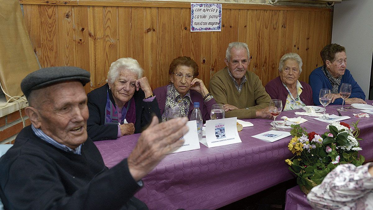 La mesa presidencial fue un homenaje a los mayores de Oville, con Jeromo, Enma, Honorina, Paulino, Caridad y Luisa... 550 años. | MAURICIO PEÑA