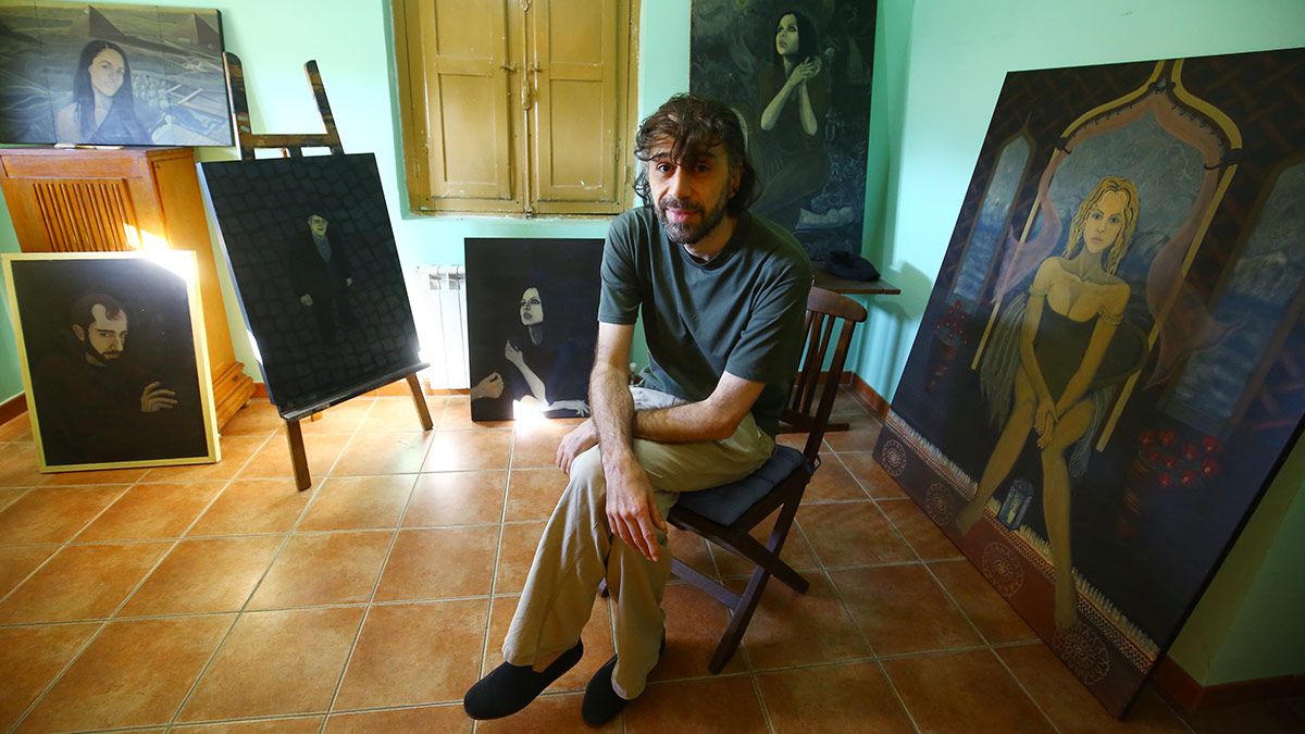 Alain Yebra, escritor y pintor afincado en el Bierzo, junto a varias de sus obras en su casa de Toral de los Vados. | ICAL