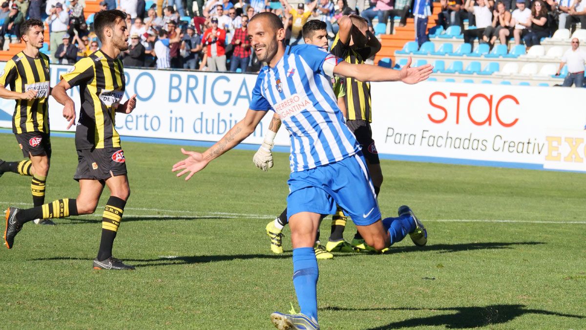 Yuri celebra el primer gol ante el Rápido de Bouzas. | FRANCISCO L. POZO