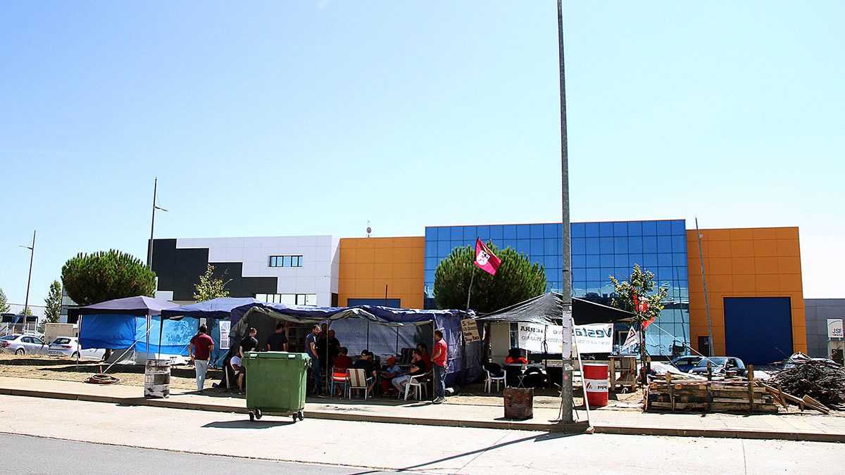 Campamento de los trabajadores frente a la planta de Vestas en Villadangos. | ICAL