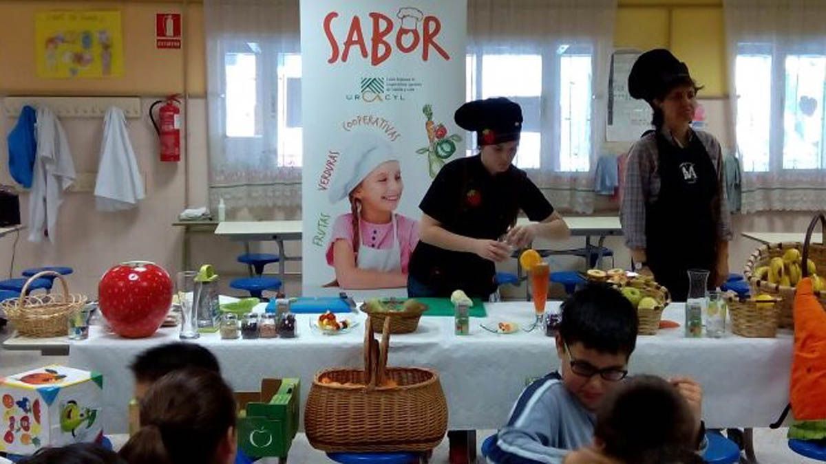 Los niños aprenden a disfrutar de hortalizas y frutas en los talleres de Urcacyl. Los niños aprenden a disfrutar de hortalizas y frutas en los talleres de Urcacyl.