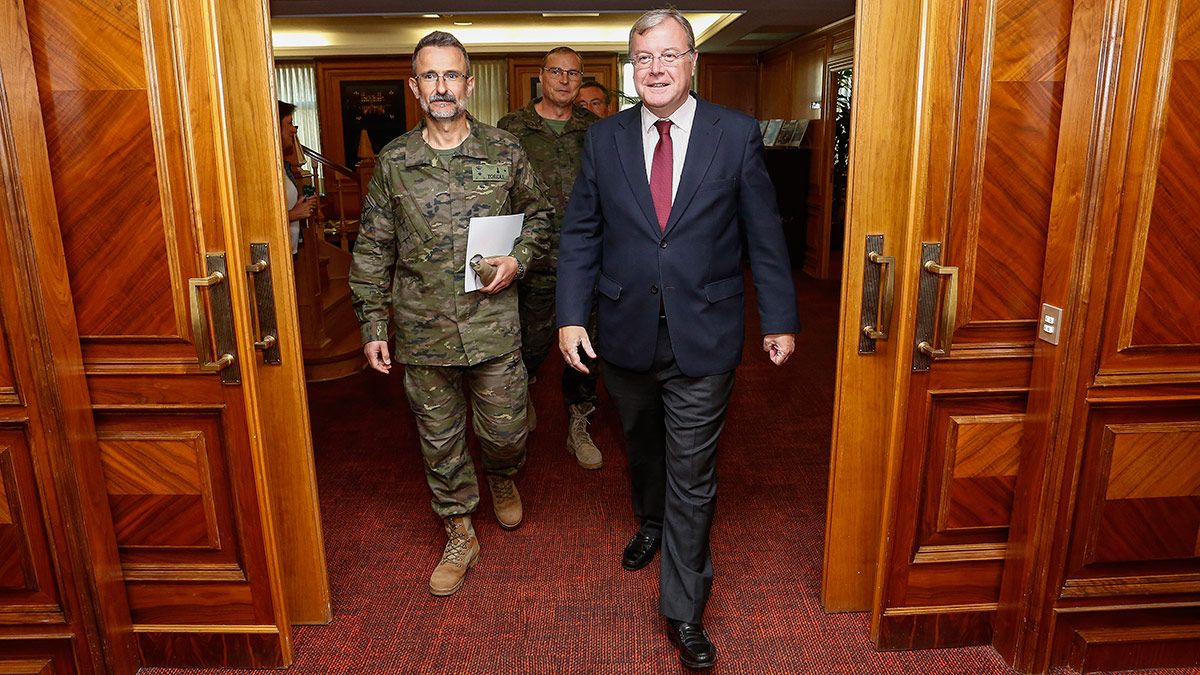 El alcalde, Antonio Silván, el general jefe del MACA, Luis Carlos Torcal y el subdelegado de Defensa, el coronel Javier Álvarez Campana, presentan la Jura de Bandera de España para personal civil que tendrá lugar el 28 de octubre. | ICAL