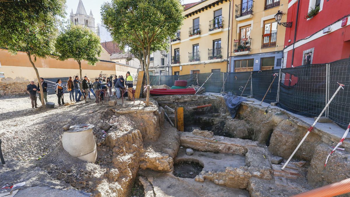 Las concejalas Ana Franco y Margarita Torres visitaron los restos hallados en la Plaza de San Pelayo. | ICAL