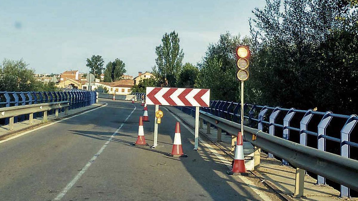 El semáforo regula el paso en el único carril habilitado en el puente. | L.N.C.
