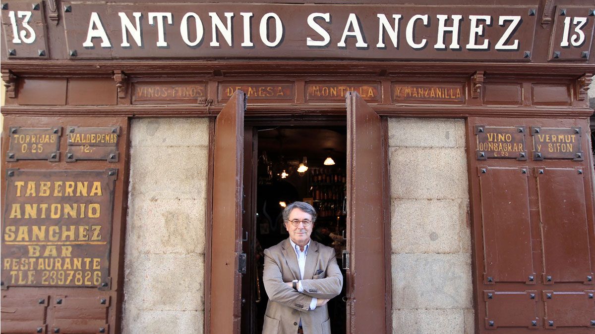 El escritor leonésAndrés Trapiello fotografiado en la mítica Taberna Antonio Sánchez, la más antigua de Madrid.  | JUAN LÁZARO (ICAL)
