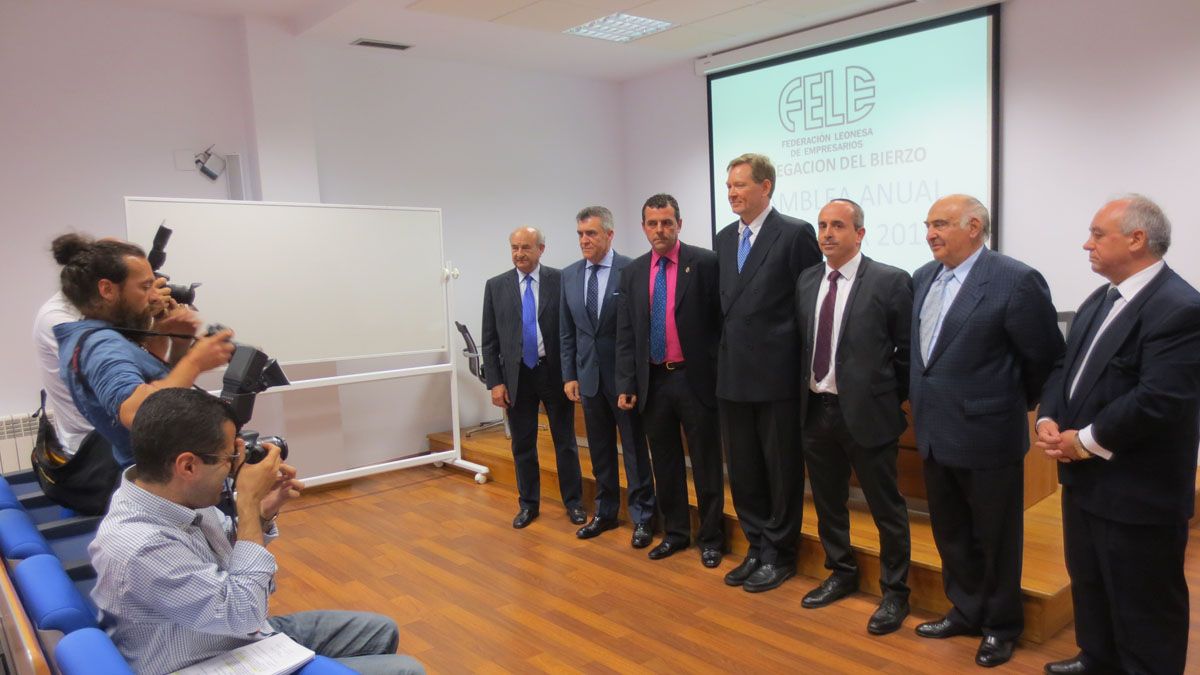 Jaime Santoalla, director de cosmos en Toral, junto a los representantes de Fele-Bierzo. | César Sánchez