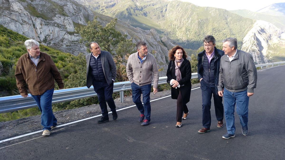 El presidente de la Diputación quiso estar en la apertura del vial al lado de los diputados y la alcaldesa de Ponferrada.| M.I.