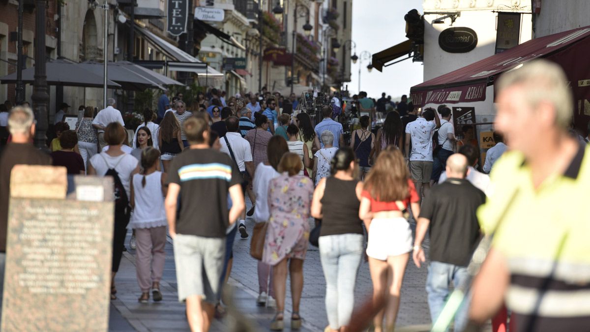 Mientras que España tendrá más habitantes dentro de 15 años, León continuará sufriendo los efectos de la despoblación y el envejecimiento. | SAÚL ARÉN