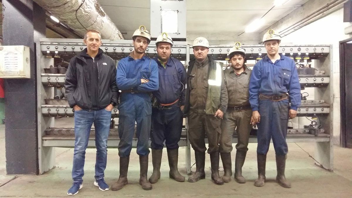 Los mineros encerrados en el pozo, con Santiago Dorado, alcalde de La Robla. | ESTEFANÍA NIÑO