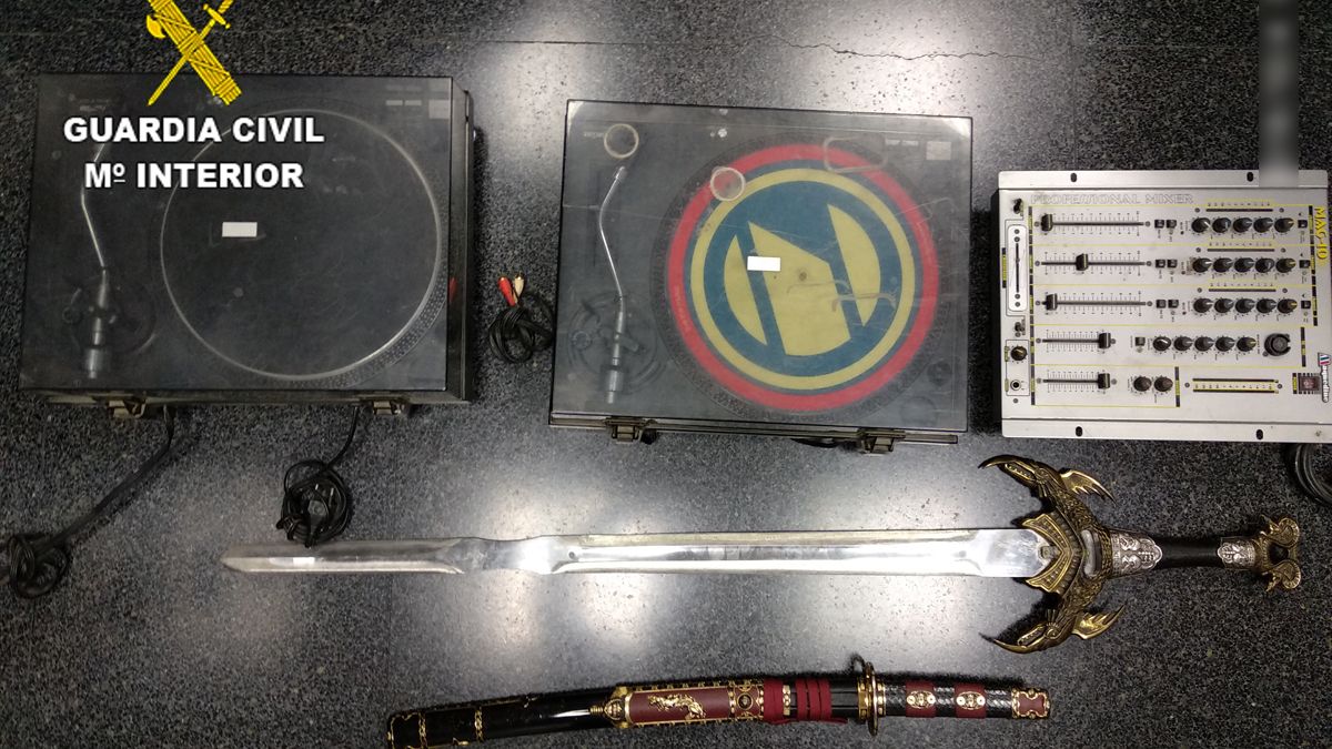 Alguno de los efectos recuperados. | GUARDIA CIVIL Alguno de los efectos recuperados. | GUARDIA CIVIL