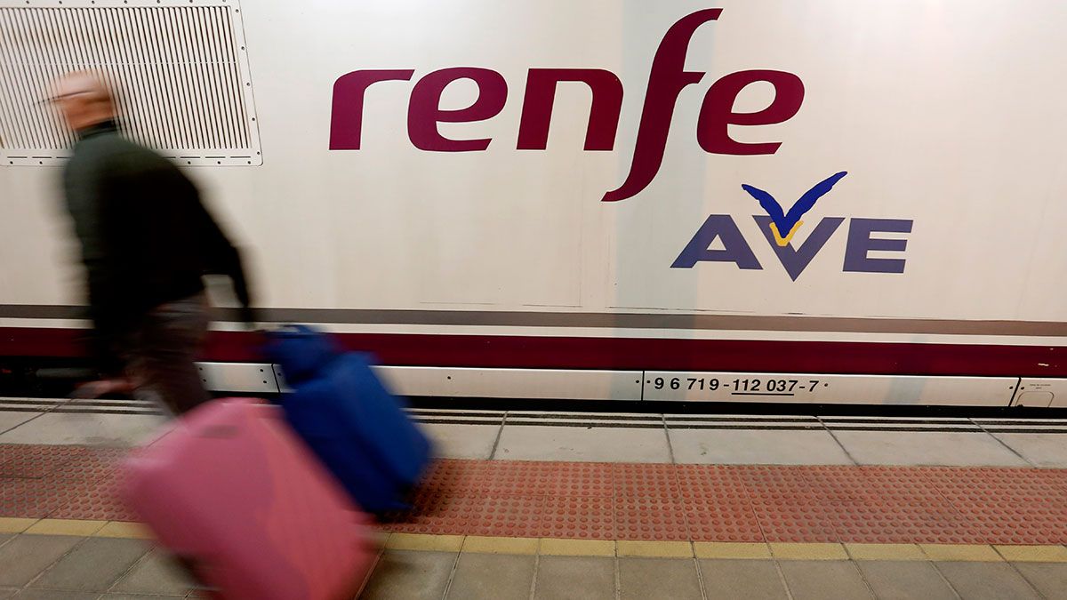 Un viajero del AVE en la estación de León. | CARLOS S. CAMPILLO (ICAL)