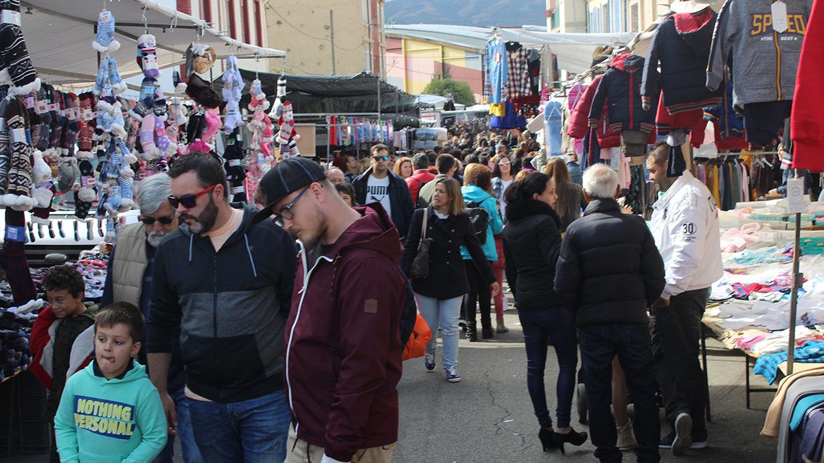 Miles de personas se acercan a visitar los puestos del mercadillo que toma las calles de Boñar. | A. HURTADO