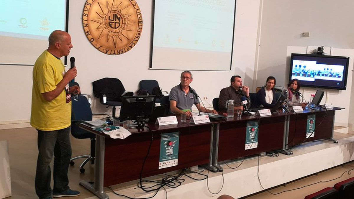 Imagen de una de los coloquios de las jornadas realizadas en la Uned por Bierzo Aire Limpio. Imagen de una de los coloquios de las jornadas realizadas en la Uned por Bierzo Aire Limpio.