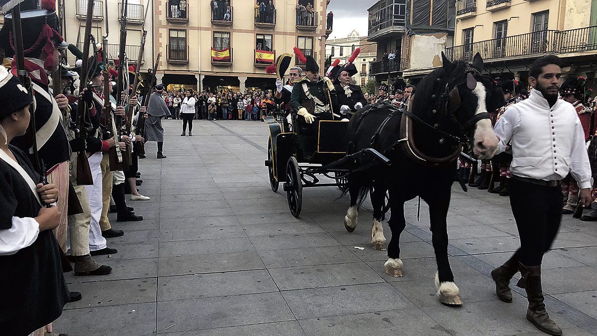 Un momento de la entrada de las tropas de Moore y encuentro con  el marqués de la Romana. | P. FERRERO