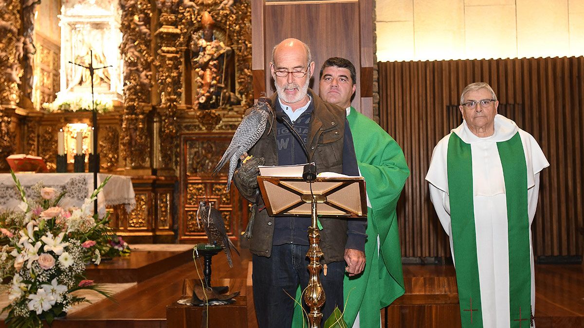 La basílica santuario de La Virgen del Camino acogió esta tarde la primera misa cetrera celebrada en la provincia leonesa. | ICAL