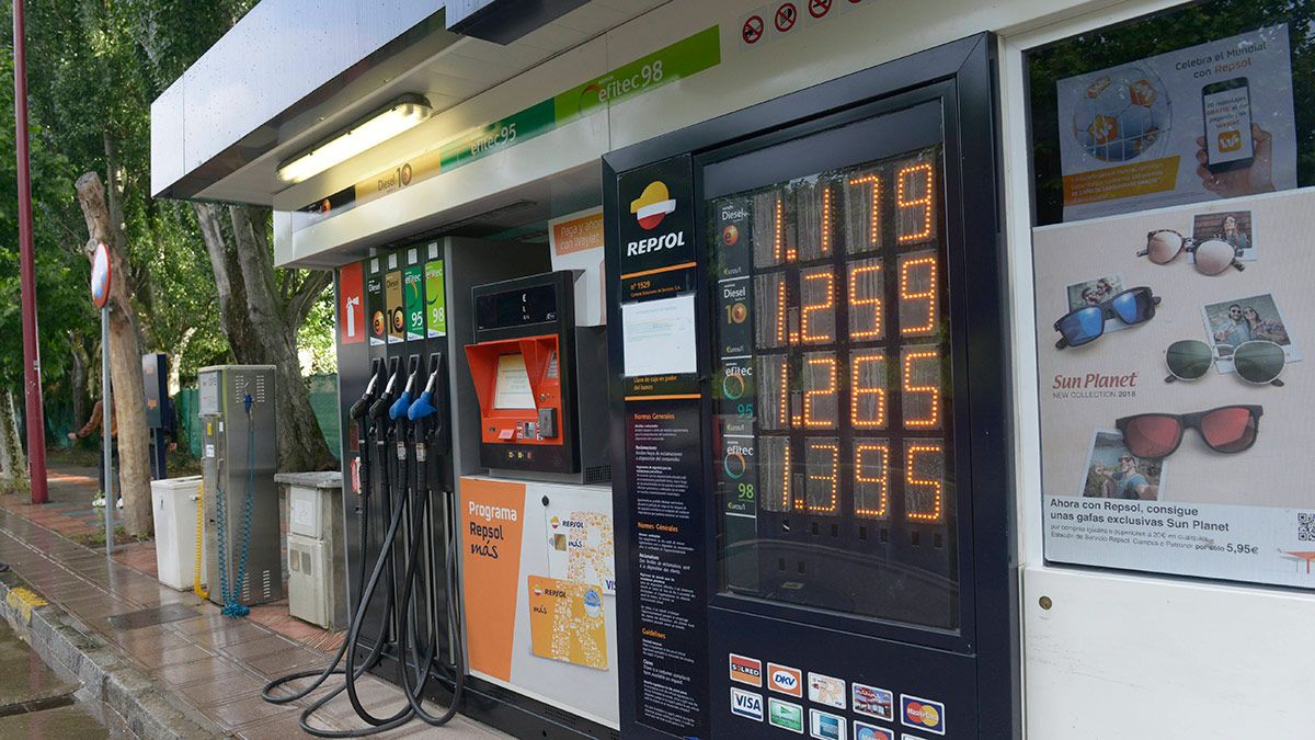 Imagen de archivo de una gasolinera en León. | MAURICIO PEÑA Imagen de archivo de una gasolinera en León. | MAURICIO PEÑA