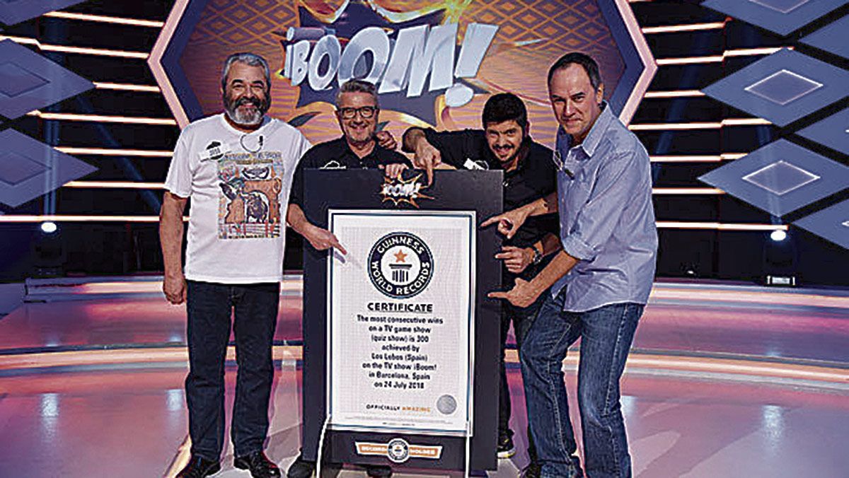 Erundino y sus compañeros de ‘Los lobos’ con el certificado del Guinnes. Erundino y sus compañeros de ‘Los lobos’ con el certificado del Guinnes.