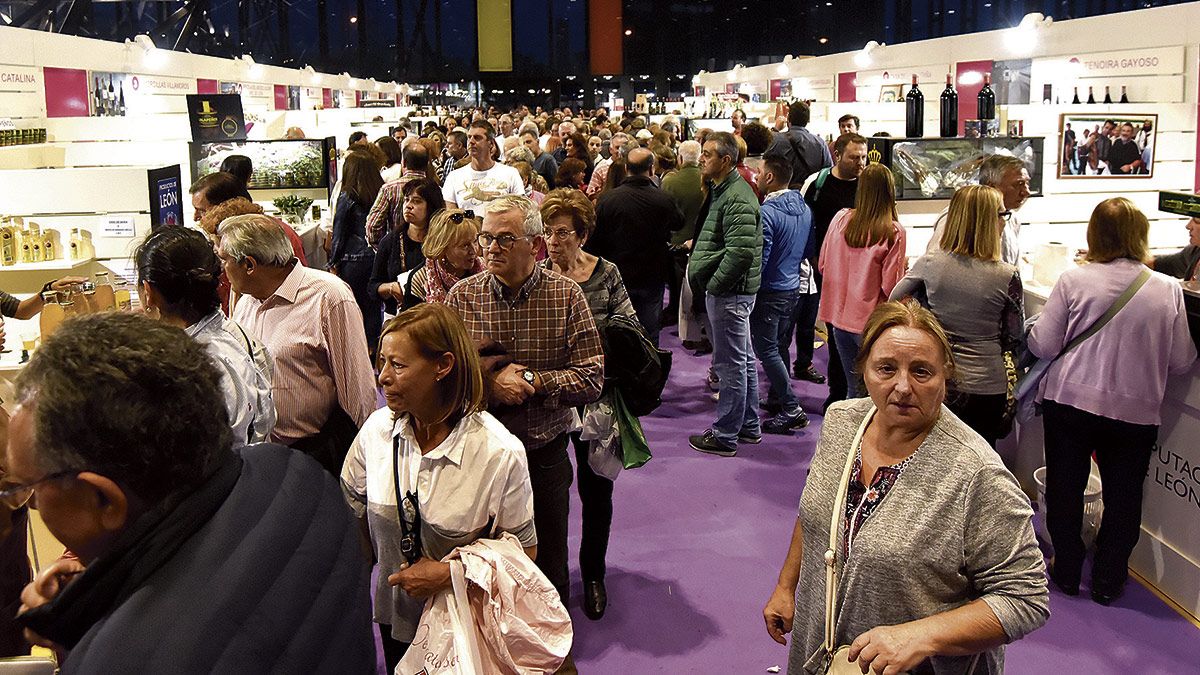 Concurrida Feria de Productos de León. | SAÚL ARÉN