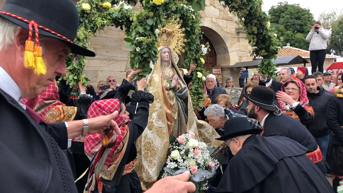 La Virgen entrando en la iglesia después de la procesión. | P.F.