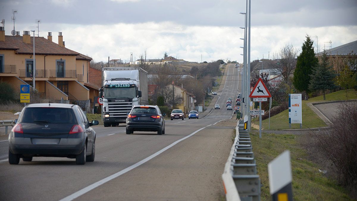 Carretera Nacional 120 a su paso por San Miguel del Camino. | MAURICIO PEÑA Carretera Nacional 120 a su paso por San Miguel del Camino. | MAURICIO PEÑA