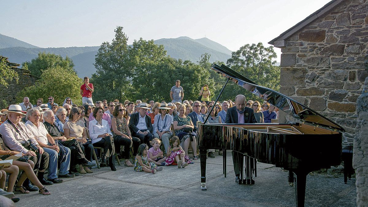 El gran regalo de Arroyo a su Laciana fueron los encuentros con la música que organizó en su pueblo durante casi veinte años, hasta 2015. | VICENTE GARCÍA