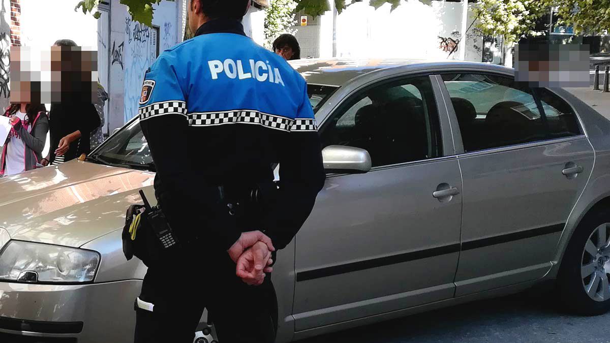 Imagen de archivo de un policía municipal en Ponferrada. | D.M.