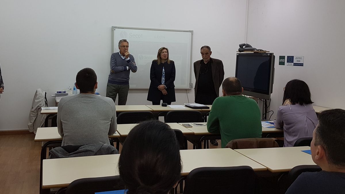 El programa fue inaugurado por la presidenta del IMFE y el director de la UNED.