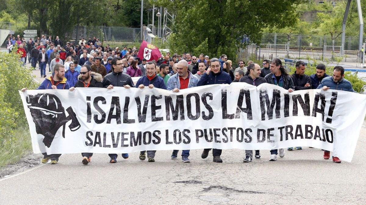 Los mineros vuelven a cortar la N-630 en señal de protesta