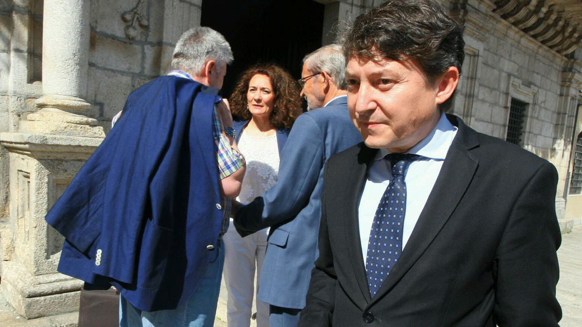 Representantes de los empresarios que han financiado la obra, junto a autoridades. Representantes de los empresarios que han financiado la obra, junto a autoridades.
