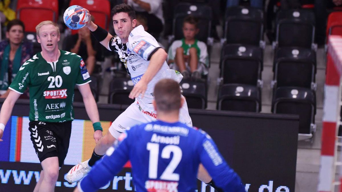 Jaime Fernández realiza un lanzamiento durante el partido del sábado ante el Wacker Thun. | JAVIER QUINTANA