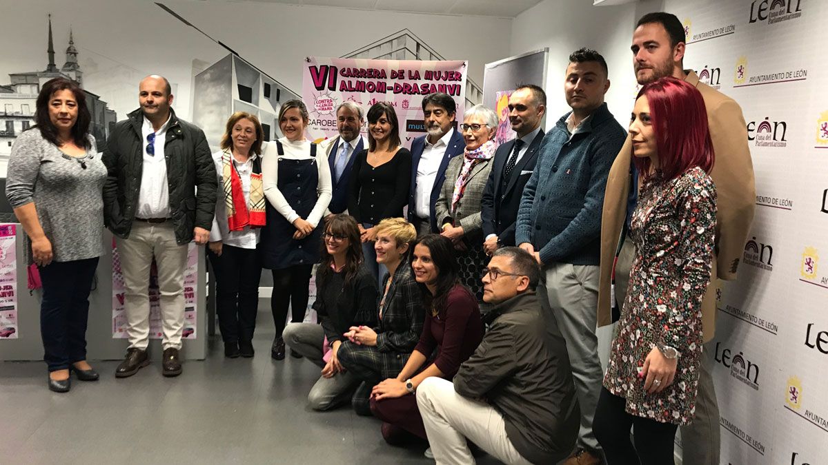 Foto de familia de los organizadores, madrinas y patrocinadores de la Carrera de la Mujer. | J.C.