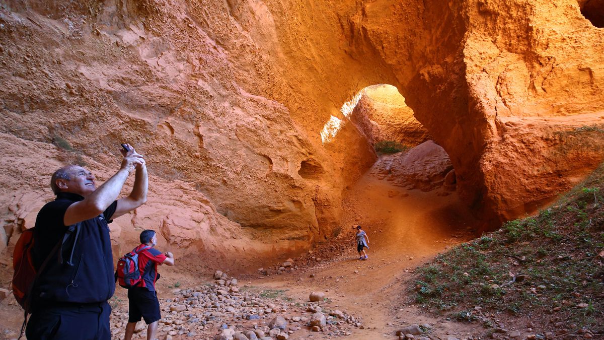 Turistas dentro de una de las galerías de Las Médulas. | ICAL