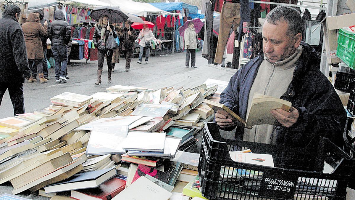 Imagen del Rastro de León que aparece en el libro. | JUAN CARLOS CARBAJO