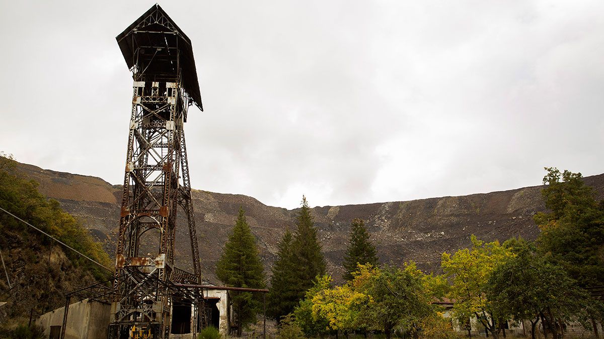 En la fotografía, vista del castillete del Pozo Ibarra, en la localidad gordonesa de Ciñera, que fue declarado Bien de Interés Cultural.. | ICAL