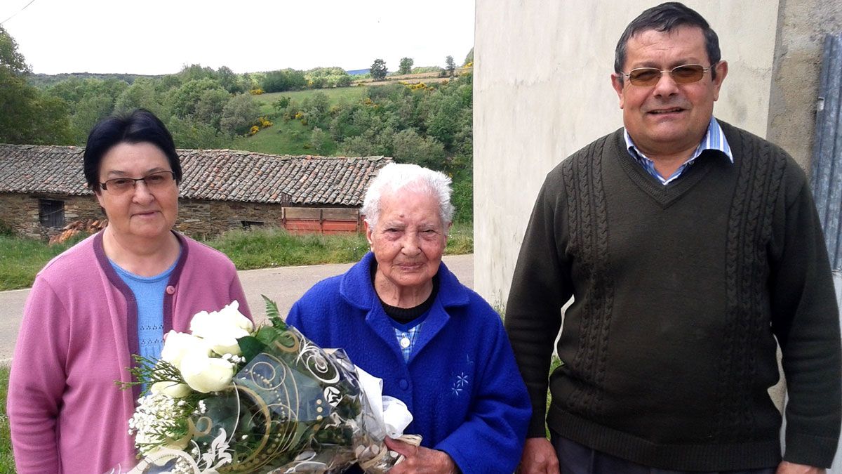 Consuelo, vecina de Santovenia de San Marcos (León), cumple 103 años. Junto a ella, sus sobrinos Charo y Agustín. | ICAL