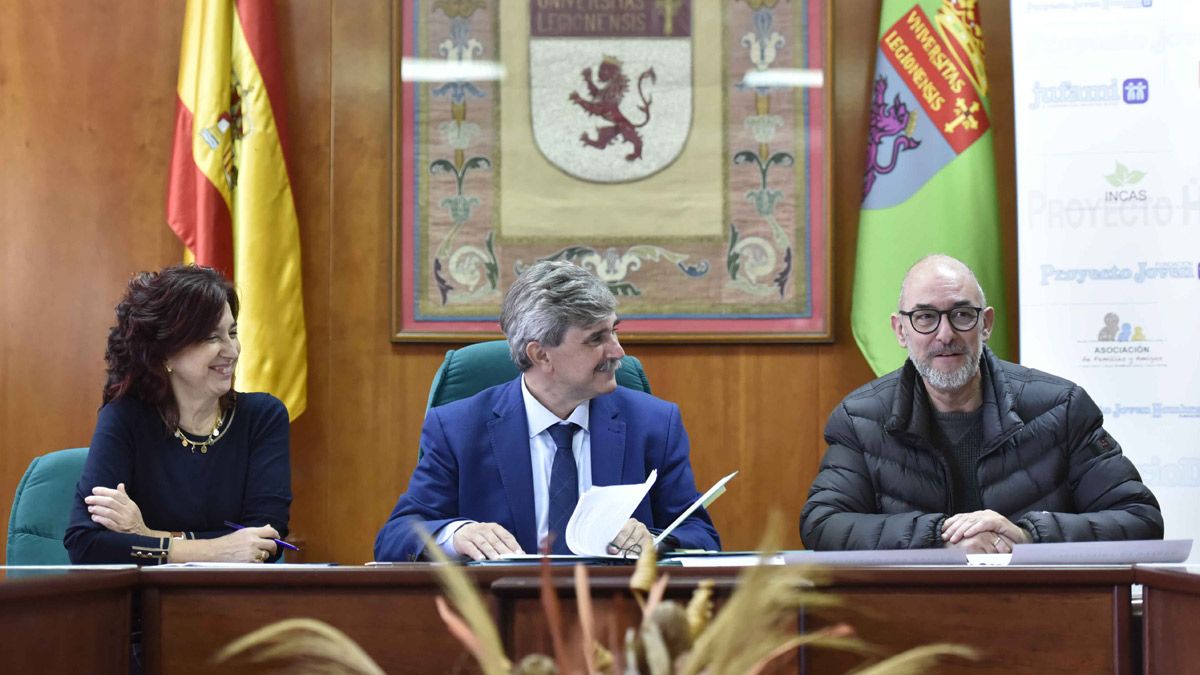 El rector de la Universidad de León firma el convenio de colaboración con Proyecto Hombre. | SAÚL ARÉN