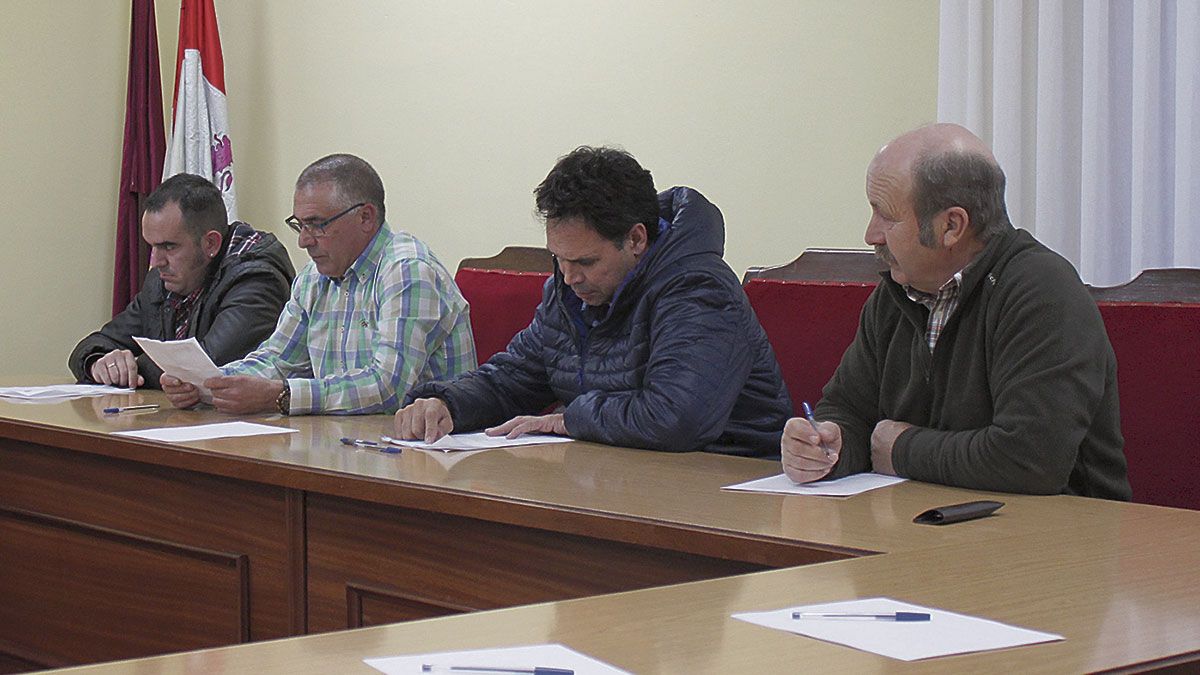 Los dos concejales de la izquierda reunncian a su puesto. | T.G. Los dos concejales de la izquierda reunncian a su puesto. | T.G.