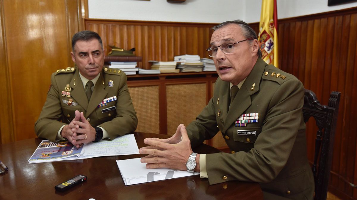 El subdelegado de Defensa en León, el coronel Francisco Javier Álvarez-Campana (d), y el coronel Jefe del Ralca-63, Pedro Polo (i). | SAÚL ARÉN