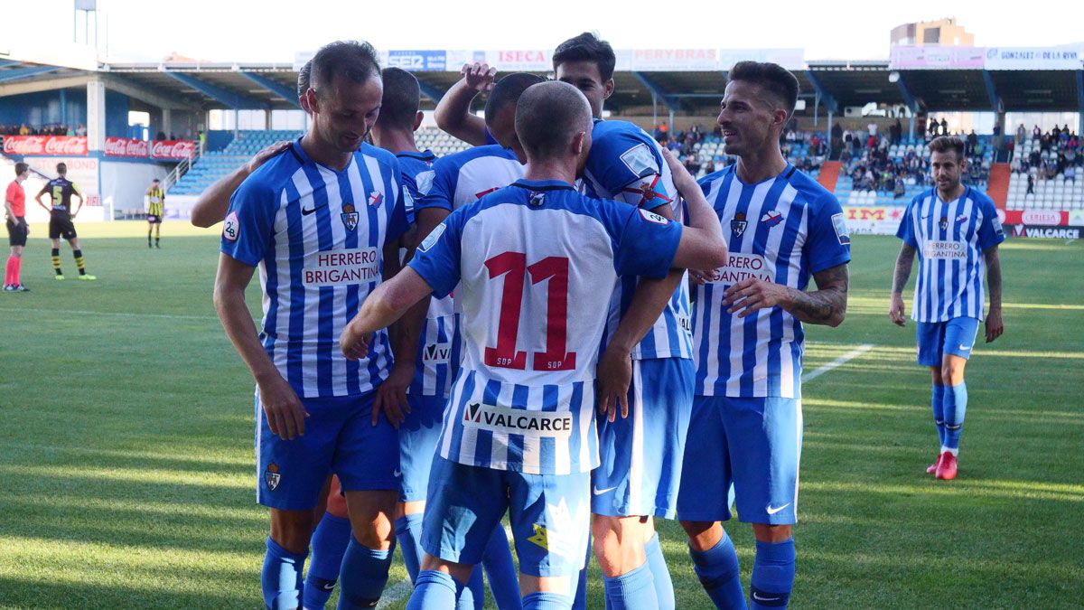 Los jugadores de la Deportiva celebran un gol en El Toralín. | FRANCISCO L. POZO Los jugadores de la Deportiva celebran un gol en El Toralín. | FRANCISCO L. POZO