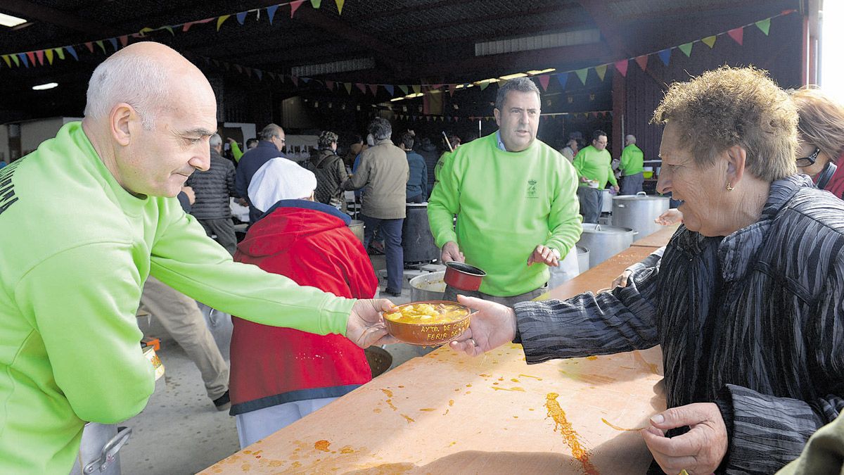 Los vecinos del municipio recogen raciones de patatas con carne en la feria del año pasado. | MAURICIO PEÑA
