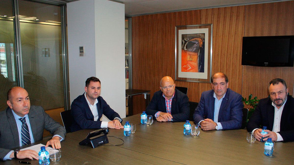 Un momento de la reunión mantenida entre el director de Sepes, responsables del PSOE y el subdelegado del Gobierno. | L.N.C.