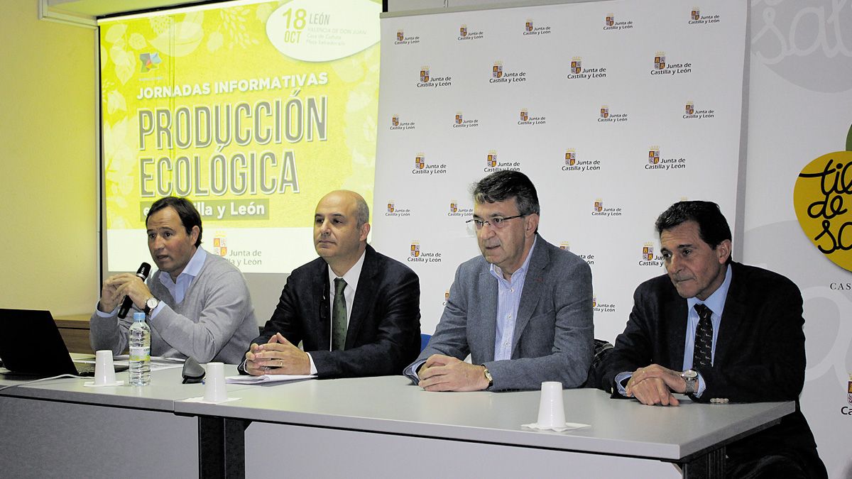 Jorge Llorente, segundo por la izquierda, acudió ayer a Valencia de Don Juan. | T.G.