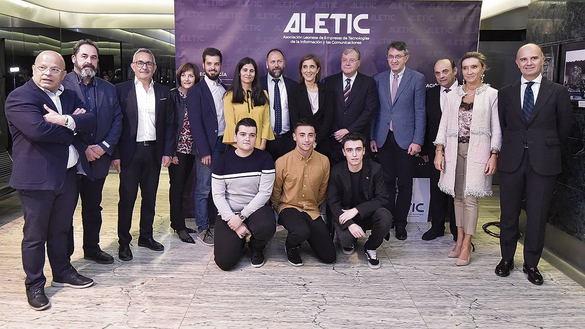 Todos los premiados, con Pilar López en el centro, entre Lucio Fuertes y Antonio Silván, además de Juan Martínez Majo, Faustino Sánchez y María Victoria Seco. | SAÚL ARÉN