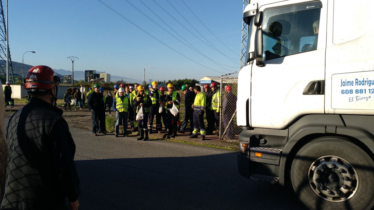 Los trabajadores se manifestaron para hacer visible su protesta ante la incertidumbre de su empleo. | M.I.