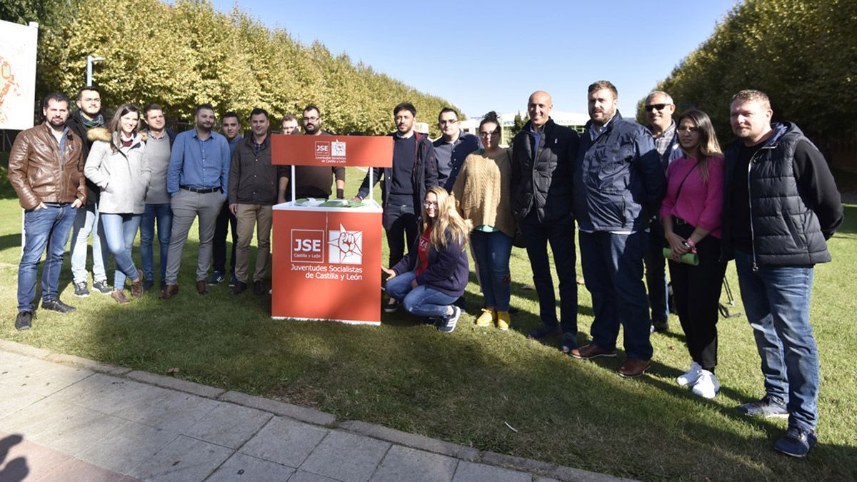 Punto informativo de Juventudes Socialistas en la Universidad de León. | SAÚL ARÉN